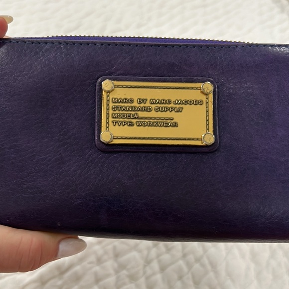 Marc by Marc Jacob’s leather wallet with zip around closure - Picture 6 of 12